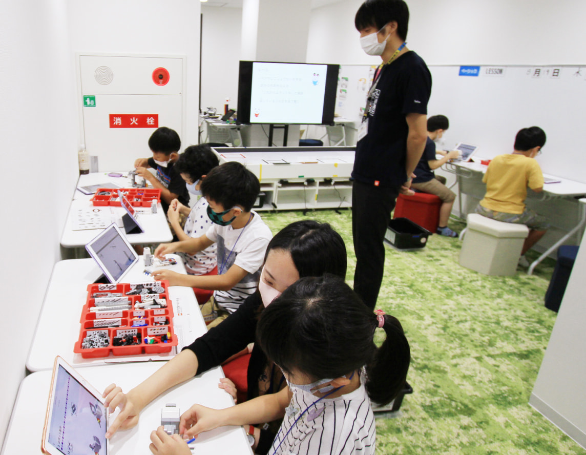 ロボットプログラミング教室で學ぶ子供達の寫真