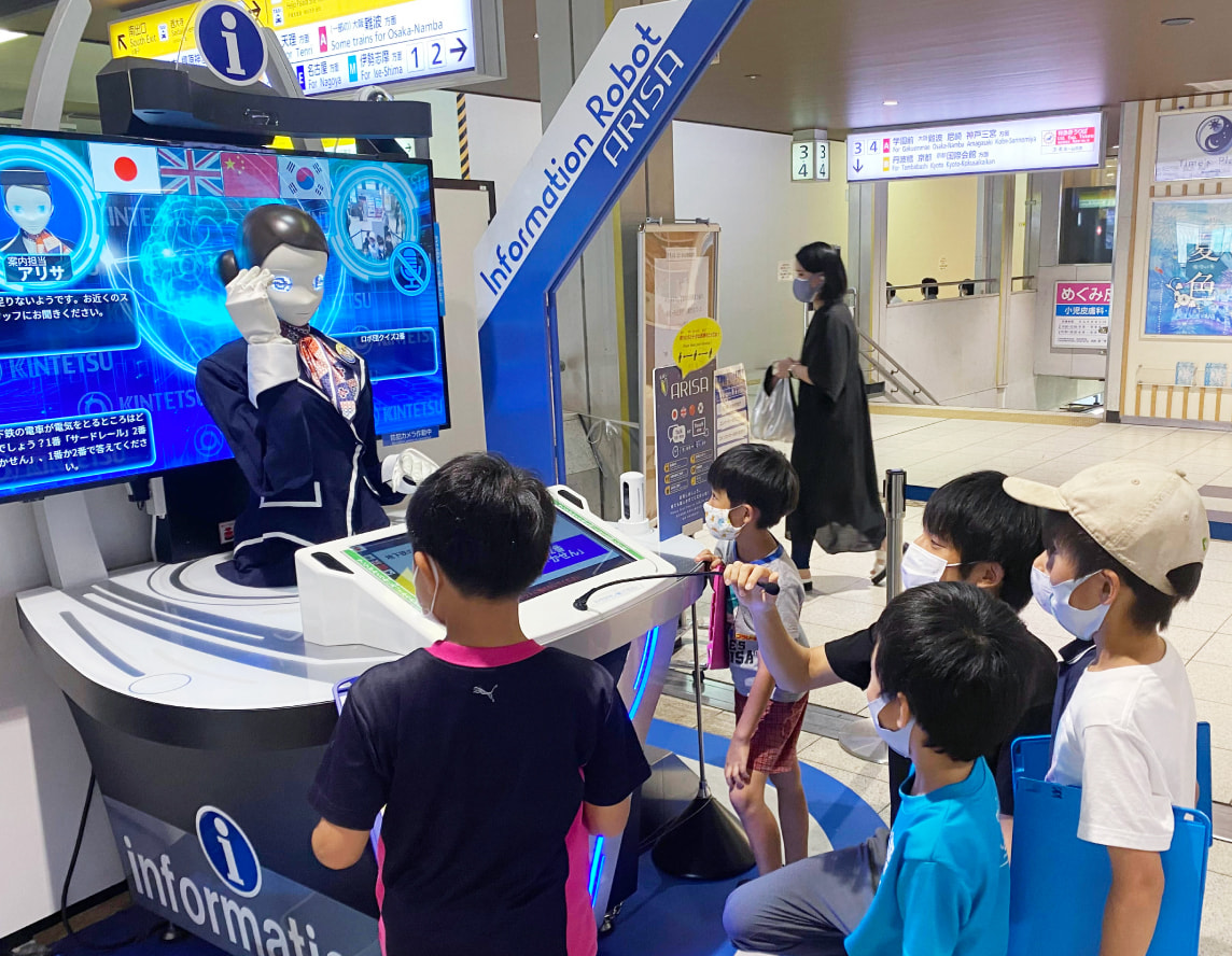 大和西大寺駅構內の案內ロボットARISAの寫真
