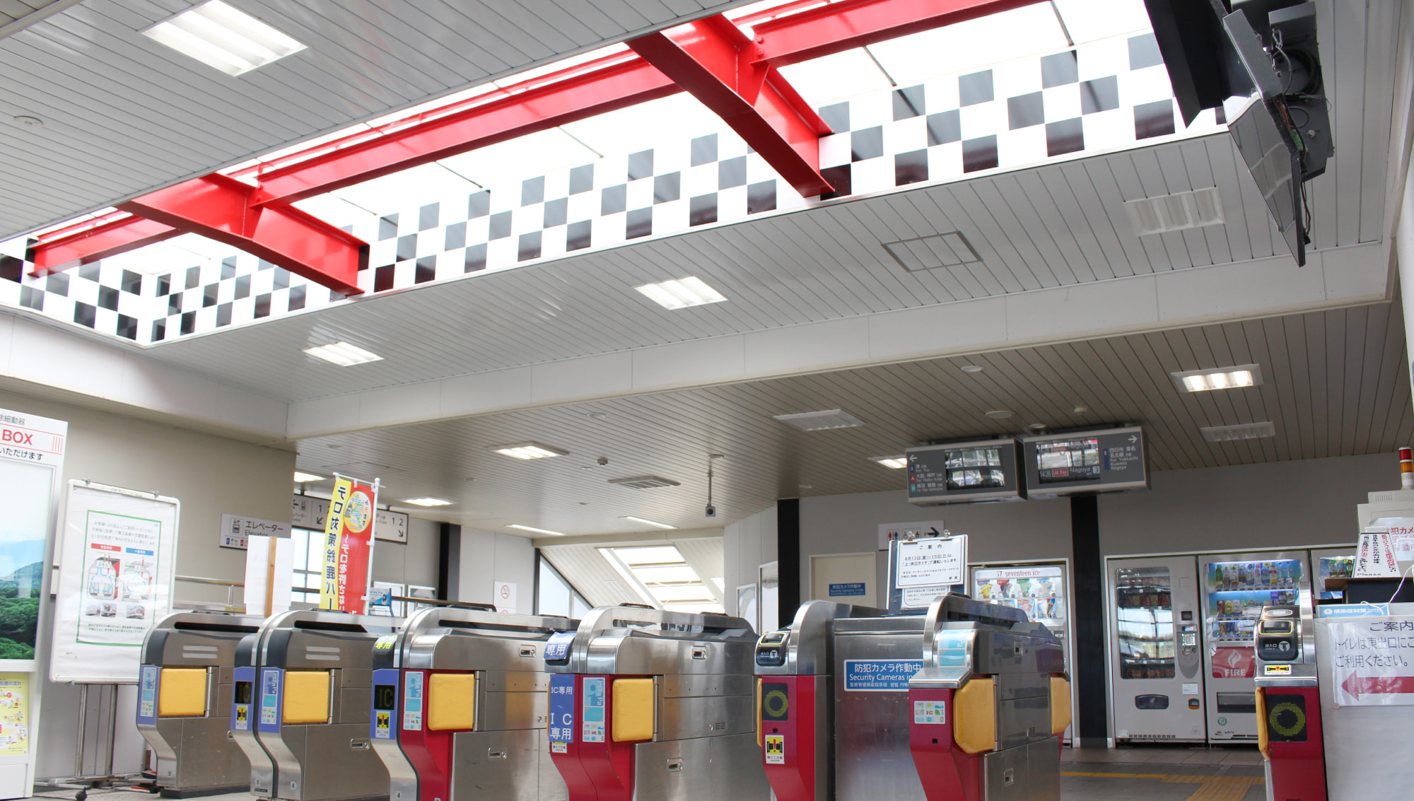 駅構內の改札の寫真